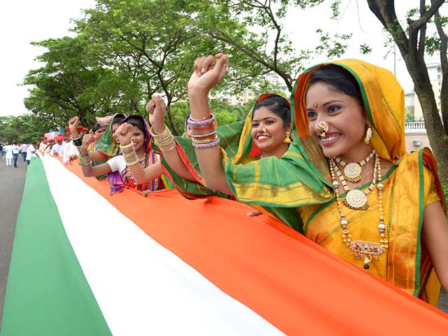 A human chain held the Indian Tricolour over a 5 km distance as part of Independence Day celebrations in Navi Mumbai. The national flag was touted as the longest national flag. (Photo: Bachchan Kumar)