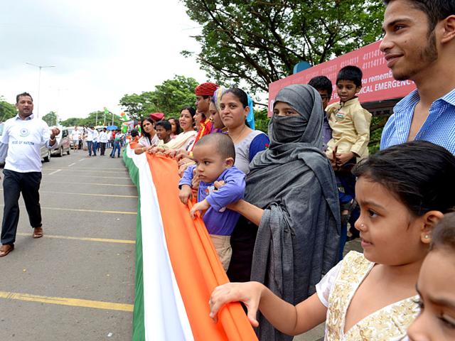 A human chain held the Indian Tricolour over a 5 km distance as part of Independence Day celebrations in Navi Mumbai. The national flag was touted as the longest national flag. (Photo: Bachchan Kumar)