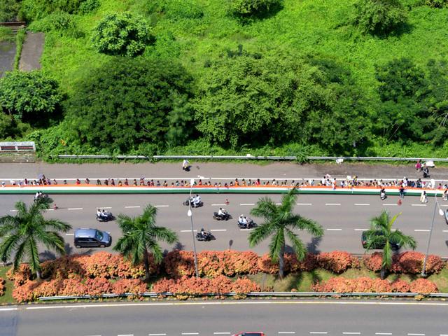 A human chain held the Indian Tricolour over a 5 km distance as part of Independence Day celebrations in Navi Mumbai. The national flag was touted as the longest national flag. (Photo: Bachchan Kumar)