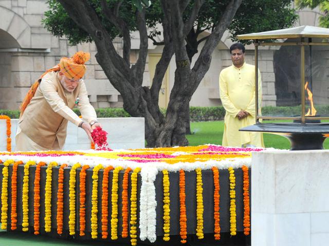 Prime Minister Narendra Modi pays his respects at the Samadhi of Mahatma Gandhi at Rajghat in New Delhi, on the occasion of India's Independence Day. (PIB Photo)