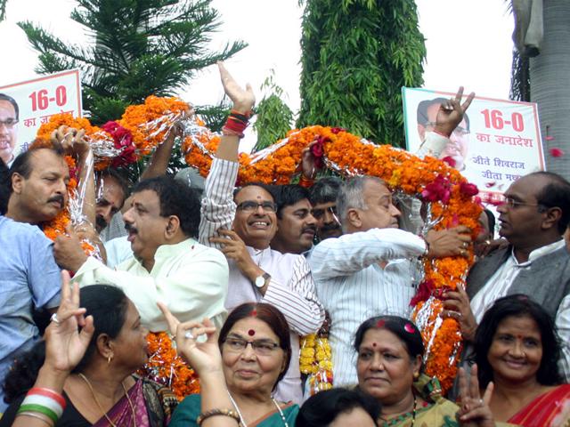 CM Shivraj Singh Chouhan and party members celebrate BJP's win in local body polls at the party office in Bhopal on Sunday. (Bidesh Manna/HT photo)