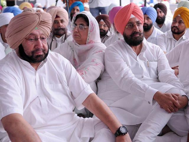 Capt Bajwa Share Stage Refuse To Acknowledge Each Other Hindustan Times .chief minister capt amarinder singh government has appointed lt gen surinder singh (retd), 60 additional district and sessions judge shivinder singh, 58, has been selected as official member for. capt bajwa share stage refuse to