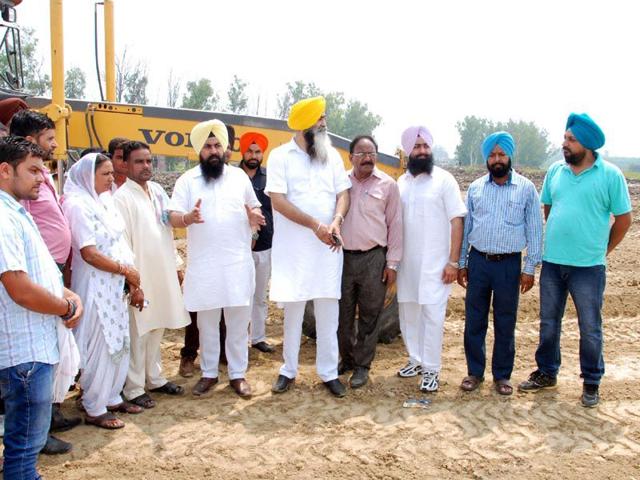 SAD leader Gurpratap Singh Tikka at the Bhagtanwala dump site in Amritsar. HT photo SAD leader Gurpratap Singh Tikka at the Bhagtanwala dump site in Amritsar. HT photo