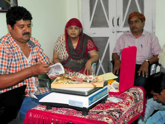 Lokayukta police on Tuesday raided four residential properties of former agriculture director DN Sharma in Bhopal. (Abdul Mujeeb Faruqui/HT Photo)