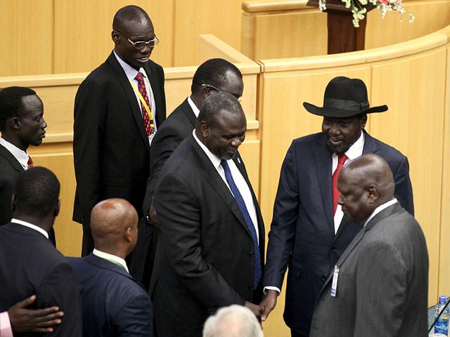 South Sudan's President Salva Kiir (C) arrives during a peace signing meeting attended by leaders from the region in Ethiopia's capital Addis Ababa, August 17, 2015 (REUTERS Photo) South Sudan's President Salva Kiir (C) arrives during a peace signing meeting attended by leaders from the region in Ethiopia's capital Addis Ababa, August 17, 2015 (REUTERS Photo)