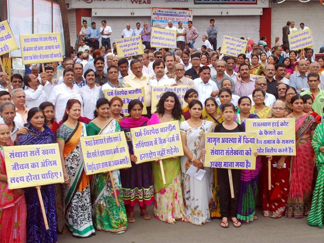 Members of Jain community stage a demo against the recent order of Rajasthan high court which banned Santhara, in Indore on Monday. (Arun Mondhe/HT)