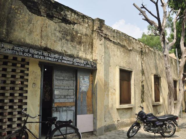 The unsafe building of the health department at the zila parishad complex in Ludhiana. (Sikander Singh Chopra/HT)