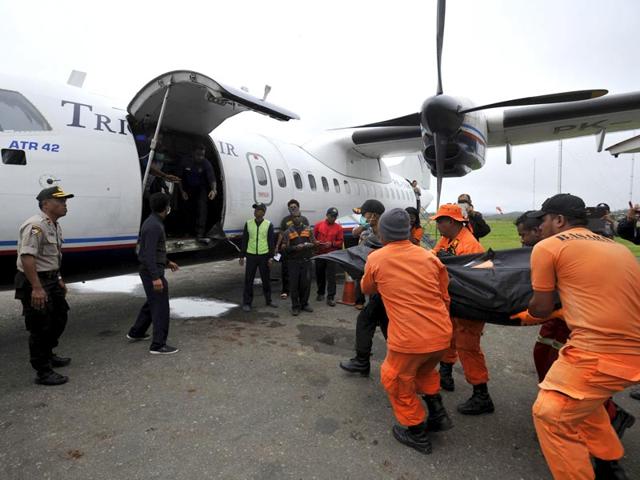 Rescue team members carry the body of one of the victims recovered from the crash site at Oksob village into Trigana Air airplane in Oksibil airport, Bintang Mountain district, Papua province (Reuters Photo) Rescue team members carry the body of one of the victims recovered from the crash site at Oksob village into Trigana Air airplane in Oksibil airport, Bintang Mountain district, Papua province (Reuters Photo)