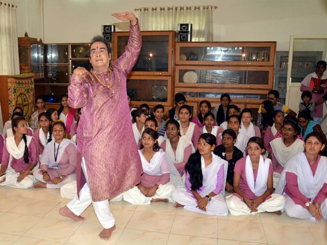 Students of MVM collage learn Kathak dance from Pandit Pratap Pawar, disciple of eminent Kathak dancer Pandit Birju Maharaj, in Bhopal on Wednesday. (HT)