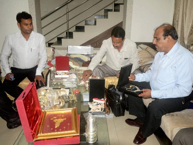 Lokayukta police tabulate jewellery and cash seized from the residence of ex-agriculture director DN Sharma, in Bhopal. (PTI Photo) Lokayukta police tabulate jewellery and cash seized from the residence of ex-agriculture director DN Sharma, in Bhopal. (PTI Photo)