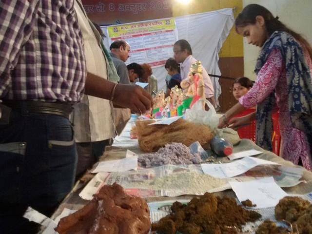 MP pollution control board organised a workshop for eco-friendly idol making in which Ashok Bhardwaj was the main resource person. (HT photo)