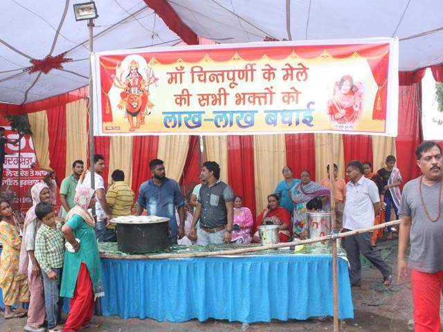 Radhe Maa's 'bhakts' have arranged 'langar' in her name on Hoshiarpur-Chintpurni road. The langar will continue till the end of the 'shravan' fair. HT Photo