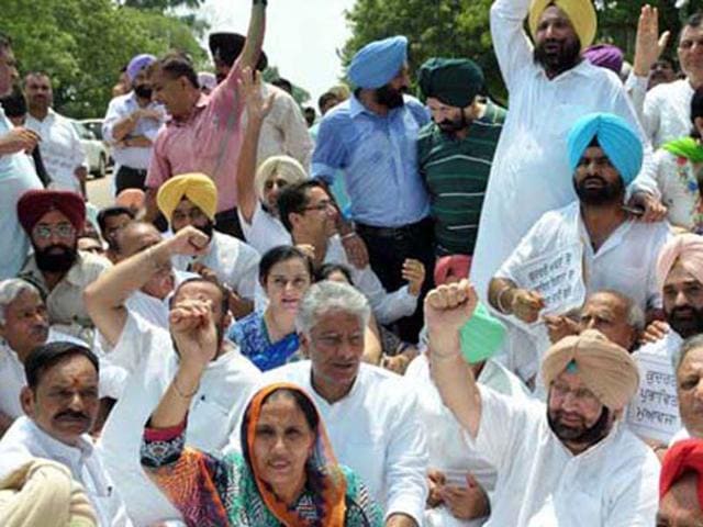 Congress leader Capt Amarinder Singh along with other leaders protesting outside the Punjab CM's residence in Chandigarh. Keshav Singh/HT Congress leader Capt Amarinder Singh along with other leaders protesting outside the Punjab CM's residence in Chandigarh. Keshav Singh/HT