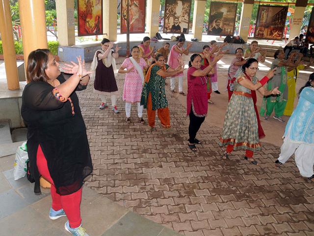 Dance classes are held once a week for senior citizens at Borivli’s Veer Savarkar park. (Photo: Sanjay Solanki)