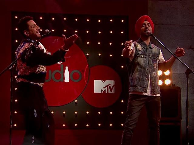 Punjabi singers Gurdas Maan and Diljit Dosanjh singing together. (courtesy-YouTube)