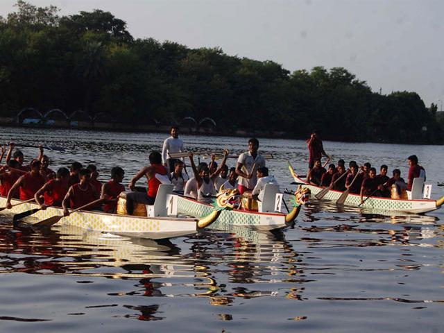 Dragon boat race was organised in Lower Lake in Bhopal on Friday for selection trial of national championship. (HT photo)