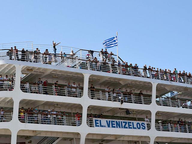 Greek government-chartered Eleftherios Venizelos ferry arrives at the Piraeus port in Athens. A Greek government-chartered ferry was transporting some 2,600 Syrian refugees to the Greek mainland, as islands struggling with an influx of migrants warned that the crisis is endangering public health. (AFP Photo) Greek government-chartered Eleftherios Venizelos ferry arrives at the Piraeus port in Athens. A Greek government-chartered ferry was transporting some 2,600 Syrian refugees to the Greek mainland, as islands struggling with an influx of migrants warned that the crisis is endangering public health. (AFP Photo)