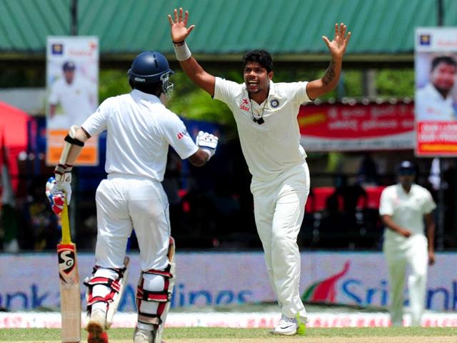 India's Umesh Yadav (C) celebrates the dismissal of Sri Lankan cricketer Dimuth Karunaratne during the second day of the second Test match against Sri Lanka at the P Sara Oval Cricket Stadium in Colombo, on August 21, 2015. (AFP Photo)