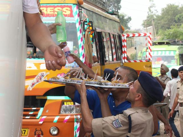 Policemen offering prasad to devotees enroute Amarnath shrine. Keshav Singh/HT