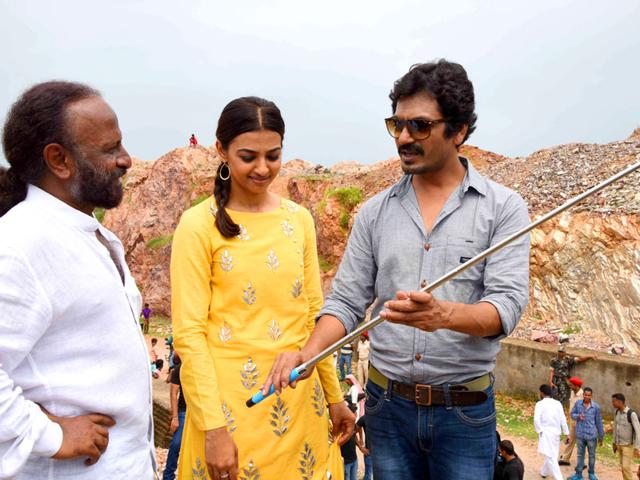 Nawazuddin Siddiqui And Radhika Apte In Manjhi Hindustan Times The mountain man directed by ketan mehta for ₹ 190. nawazuddin siddiqui and radhika apte in