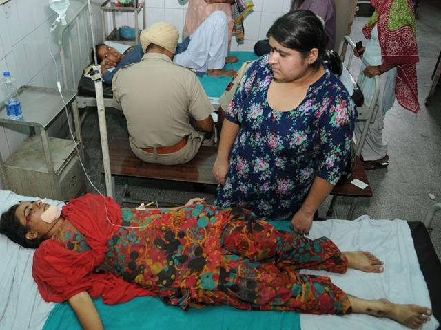 Injured Rajwinder Kaur under treatment at Jalandhar Civil Hospital on Friday. Pardeep Pandit/HT Injured Rajwinder Kaur under treatment at Jalandhar Civil Hospital on Friday. Pardeep Pandit/HT