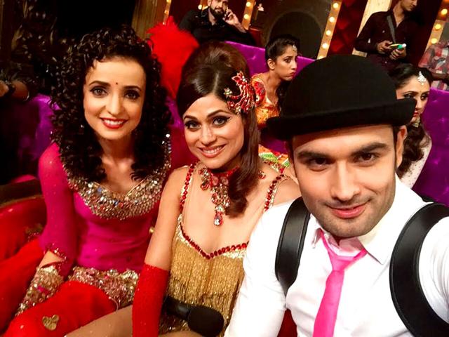 Sanaya Irani poses with Shamita Shetty on the sets of Jhalak Dikhhla Jaa.