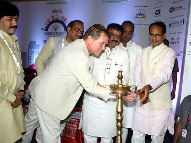 World Resource Institute vice-president Lawrence MacDonald (left) and CM Shivraj Singh Chouhan open the Smart City Conclave in Bhopal. (Bidesh Manna)