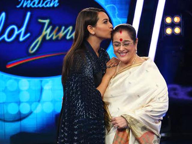 Sonakshi Sinha kisses her mom Poonam Sinha fondly on the sets of Indian Idol Junior.