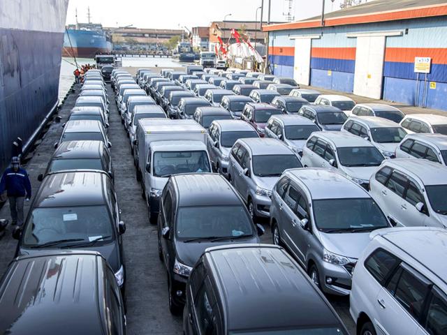 In this photograph taken on August 20, 2015 a shipment of about 500 Toyota vehicles, transported by cargo from Toyota manufacturing plant in Jakarta, arrive at Surabaya port in eastern Java island for distribution to their local outlets. (AFP Photo/Juni Kriswanto) In this photograph taken on August 20, 2015 a shipment of about 500 Toyota vehicles, transported by cargo from Toyota manufacturing plant in Jakarta, arrive at Surabaya port in eastern Java island for distribution to their local outlets. (AFP Photo/Juni Kriswanto)
