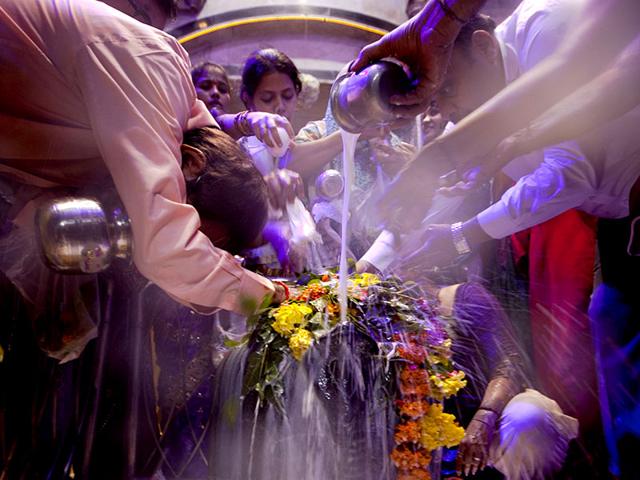 Devotees offer prayers at the Babulnath Temple, in Mumbai. (Kunal Patil/HT photo)