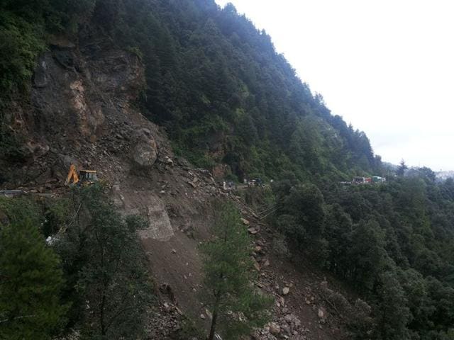 The landslide at Shoghi, 13 km from Shimla, that left traffic jams stretching more than 2 km on the Chandigarh-Shimla highway on Saturday morning. (Saurabh Chauhan/HT)