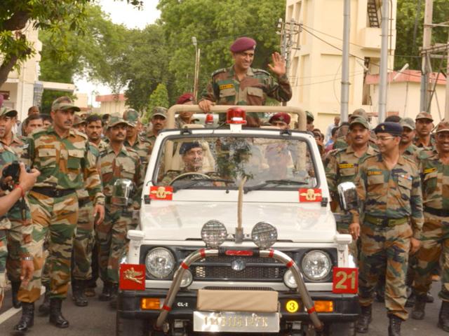 MS Dhoni with army jawans in Agra (HT Photo)