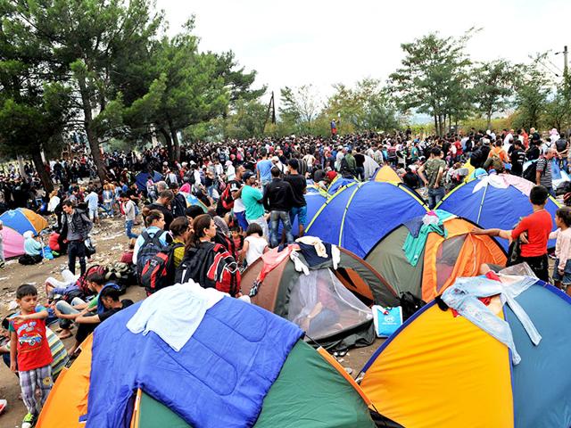 Some 2,000 mostly-Syrian refugees spent a rainy night stranded in no-man's land between Greece and Macedonia as hundreds more began arriving Saturday on their way to western Europe. (AFP Photo) Some 2,000 mostly-Syrian refugees spent a rainy night stranded in no-man's land between Greece and Macedonia as hundreds more began arriving Saturday on their way to western Europe. (AFP Photo)