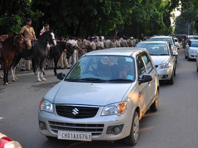 Traffic at Panjab University, Chandigarh on Saturday. Karun Sharma/HT Traffic at Panjab University, Chandigarh on Saturday. Karun Sharma/HT