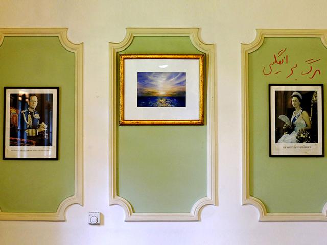 Graffiti in Persian reading "Death to England" is seen above a picture of Britain's Queen Elizabeth at the British Embassy in Tehran (Reuters Photo) Graffiti in Persian reading "Death to England" is seen above a picture of Britain's Queen Elizabeth at the British Embassy in Tehran (Reuters Photo)
