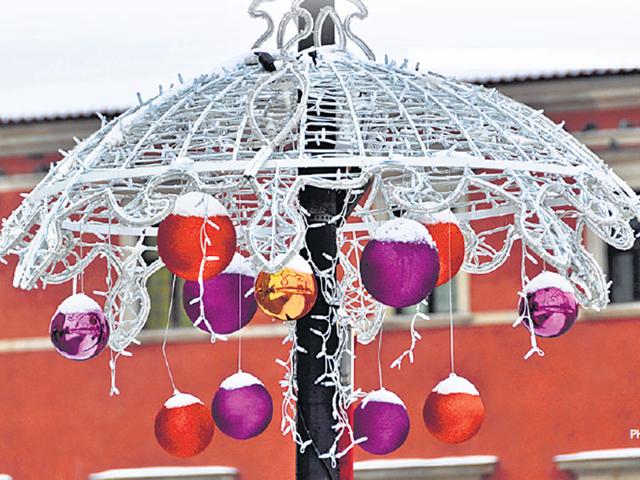 Create a pretty decor item by covering the top of your umbrella with strings of lights. Hang lanterns, colourful balls around the circumference. Taking help from your electrician, hang it from a wall and use it as a chandelier. (Photo: ISTOCK) Create a pretty decor item by covering the top of your umbrella with strings of lights. Hang lanterns, colourful balls around the circumference. Taking help from your electrician, hang it from a wall and use it as a chandelier. (Photo: ISTOCK)