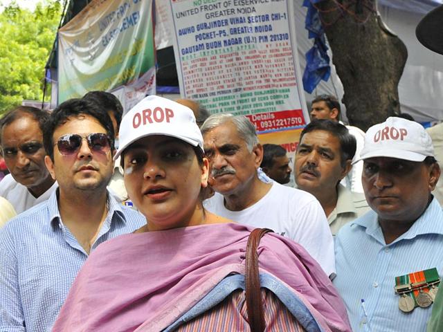 Union minister VK Singh's daughter Mrinalini Singh during OROP protest at Jantar Mantar in New Delhi. (HT Photo) Union minister VK Singh's daughter Mrinalini Singh during OROP protest at Jantar Mantar in New Delhi. (HT Photo)