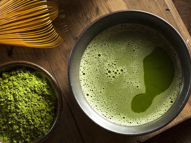 Matcha green tea: It is in powder form and dissolves in water. When you drink it, you ingest the tea leaves and all of their healthful nutrients.