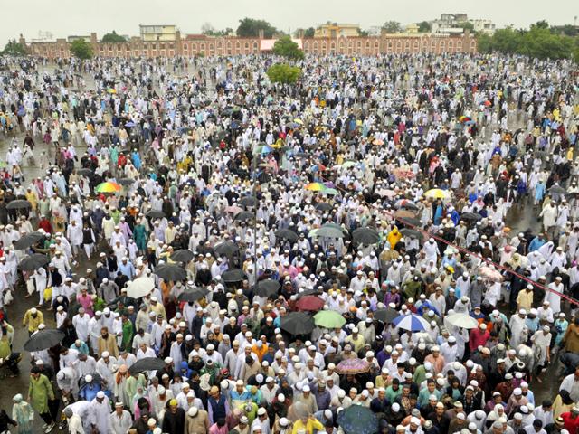 While the Muslim share in population has increased, their 10-year growth rate has shown a sharp decline (HT Photo) While the Muslim share in population has increased, their 10-year growth rate has shown a sharp decline (HT Photo)