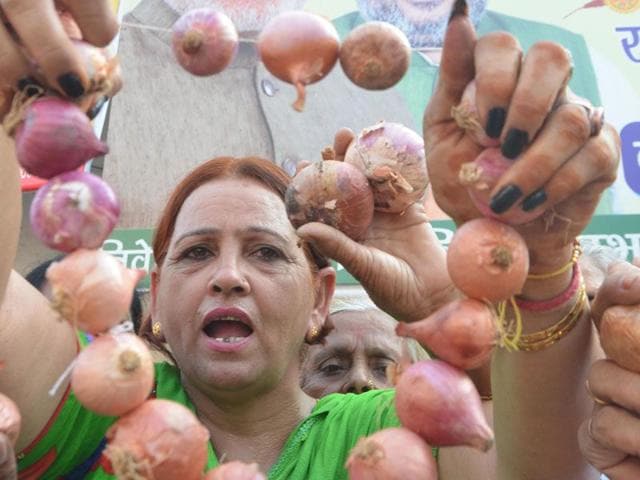 A Mahila Congress worker during a protest over soaring onion prices in Amritsar on Monday. (Sameer Sehgal/HT)