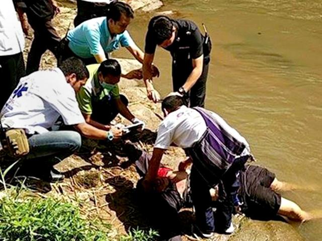 Thai policemen attend to the body of a "mahout" who was killed by his elephant in Chiang Mai province (Thailand out/ AFP Photo) Thai policemen attend to the body of a "mahout" who was killed by his elephant in Chiang Mai province (Thailand out/ AFP Photo)