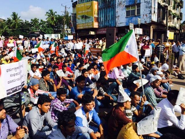 Activists of the PFI staging a protest against Monday's attack on a Muslim man in Mangalore. (Sudipto Mondal/ HT Photo)
