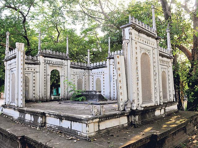 The tomb of Jehangir Mohammad Khan lies in a dilapidated state on the PHQ campus. (Mujeeb Faruqui/HT) The tomb of Jehangir Mohammad Khan lies in a dilapidated state on the PHQ campus. (Mujeeb Faruqui/HT)