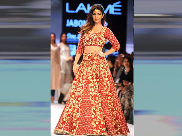 Bollywood actor Nimrat Kaur walks the ramp for designer Payal Singhal. (Sujit Jaiswal/AFP photo)