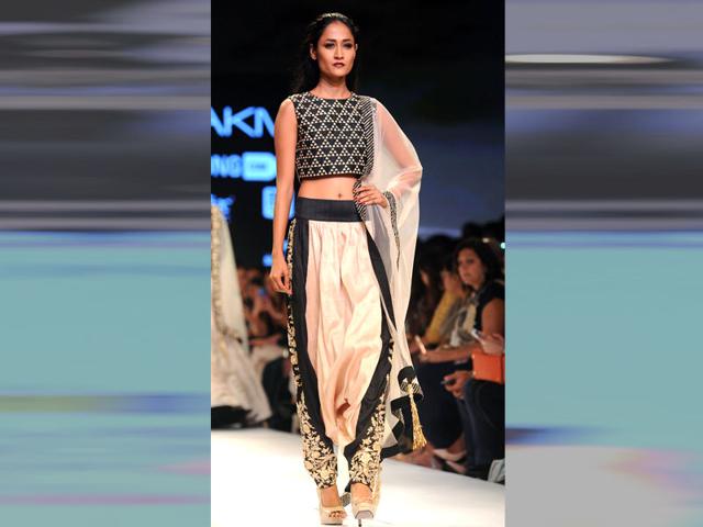 A model showcases a creation by designer Payal Singhal. (Sujit Jaiswal/AFP photo)