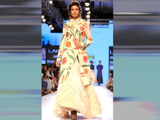 An Indian model showcases a creation by designer Sahil Kochhar. (Sujit Jaiswal/AFP photo)