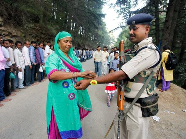 A woman ties rakhi on the wrist of a CRPF personnel on the occassion of Raksha Bandhan at Shankaracharya in Srinagar. Abid Bhat/ HT