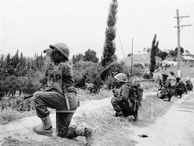 A line of soldiers keeping an eye on Pakistan troops during the conflict between India and Pakistan in 1965.