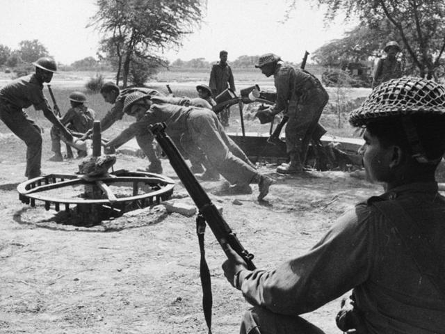 Jawans drawing fresh water from a Rehet, a water wheel, near Dera Baba Nanek, on the front line of the India-Pakistan conflict IN 1965. (Photo by Keystone/Getty Images)