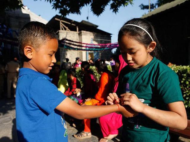 A girl ties rakhi to her brother at Shankaracharya in Srinagar. Abid Bhat/HT